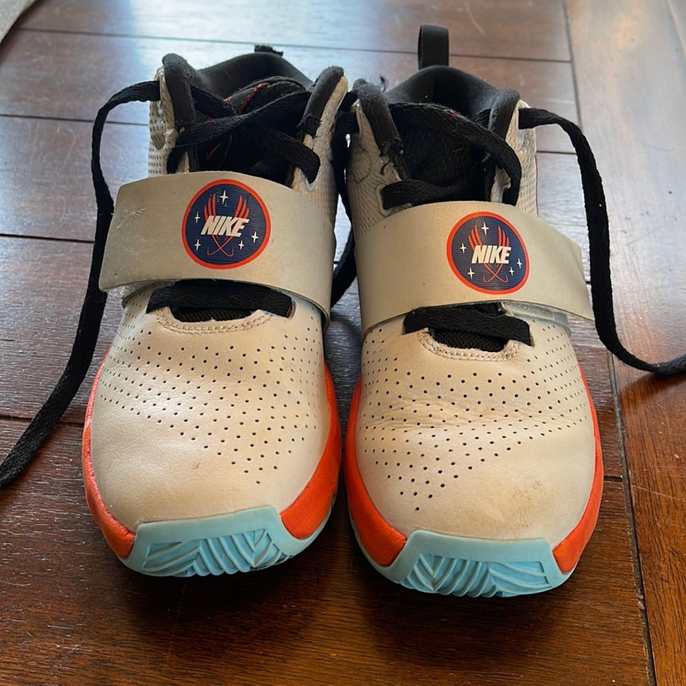 Girls Nike basketball shoes 2.5 y